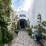 Captain Manolis Hotel Paro